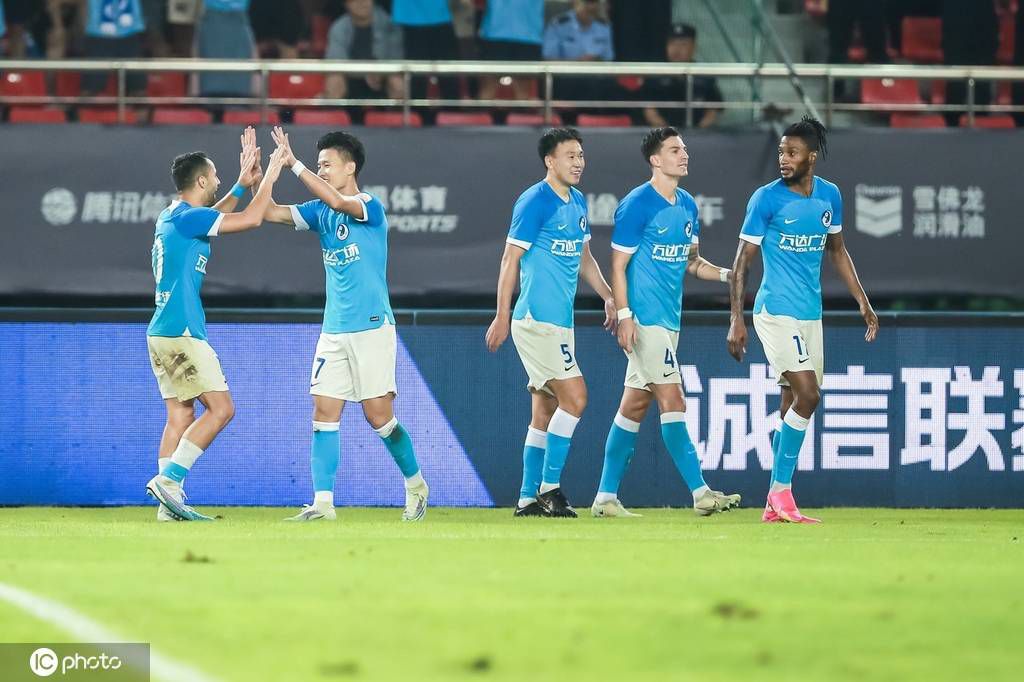 利物浦和热刺这两支球队可能会参与竞争。